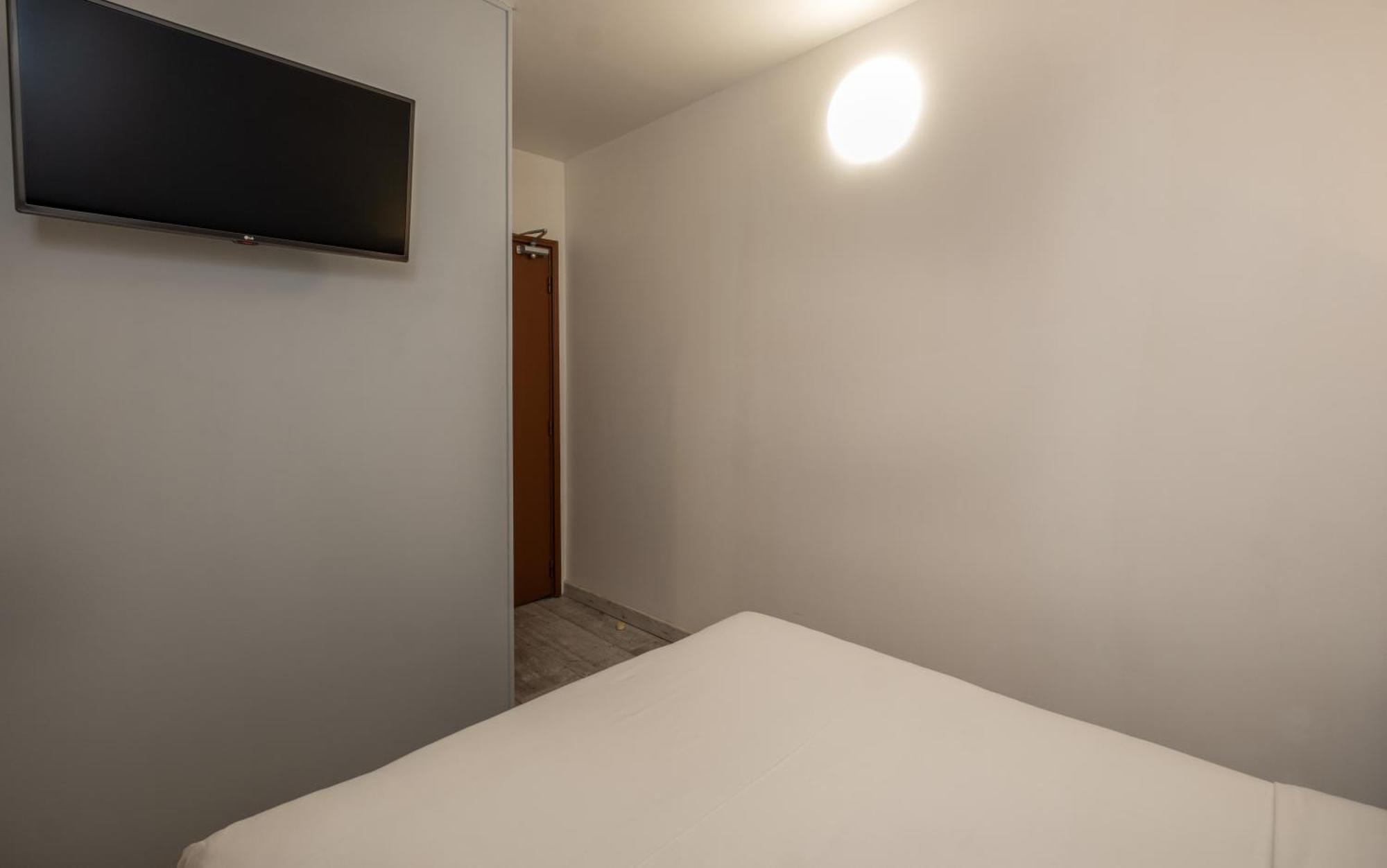 Hotel la Perle Montparnasse Paris Bagian luar foto
