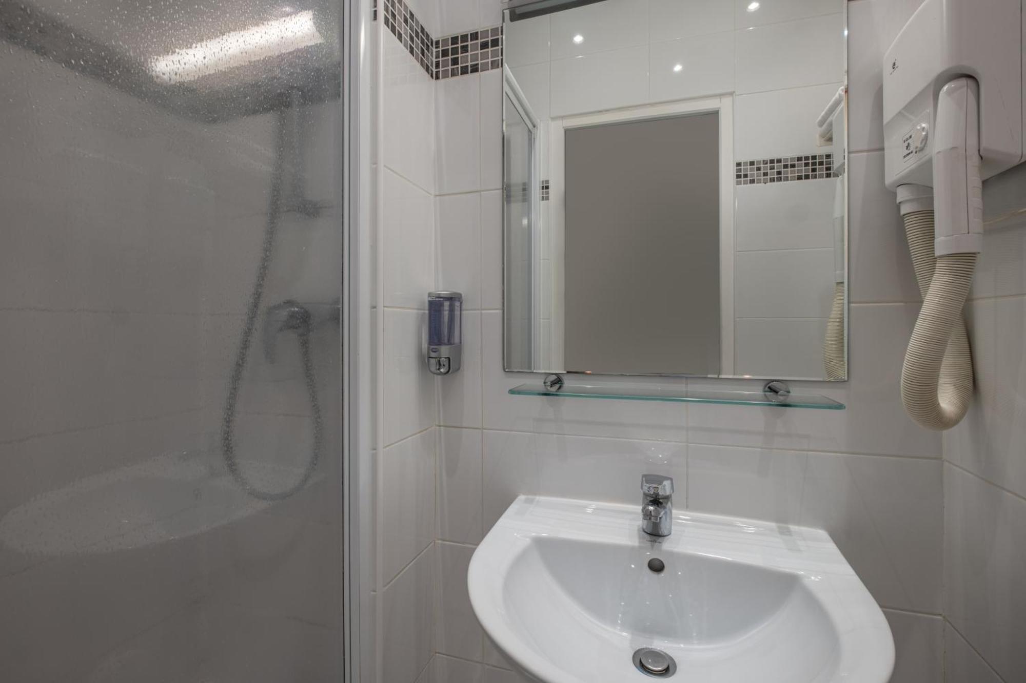 Hotel la Perle Montparnasse Paris Bagian luar foto